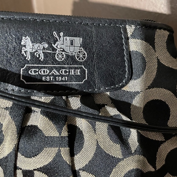 Coach wristlet - Picture 2 of 5